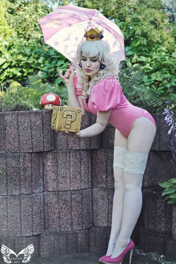 Princess peach nude cosplay