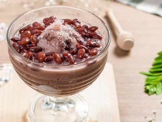Adzuki bean ice in red shaved sweet used